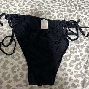 string bikini bottoms size L can fit a size M